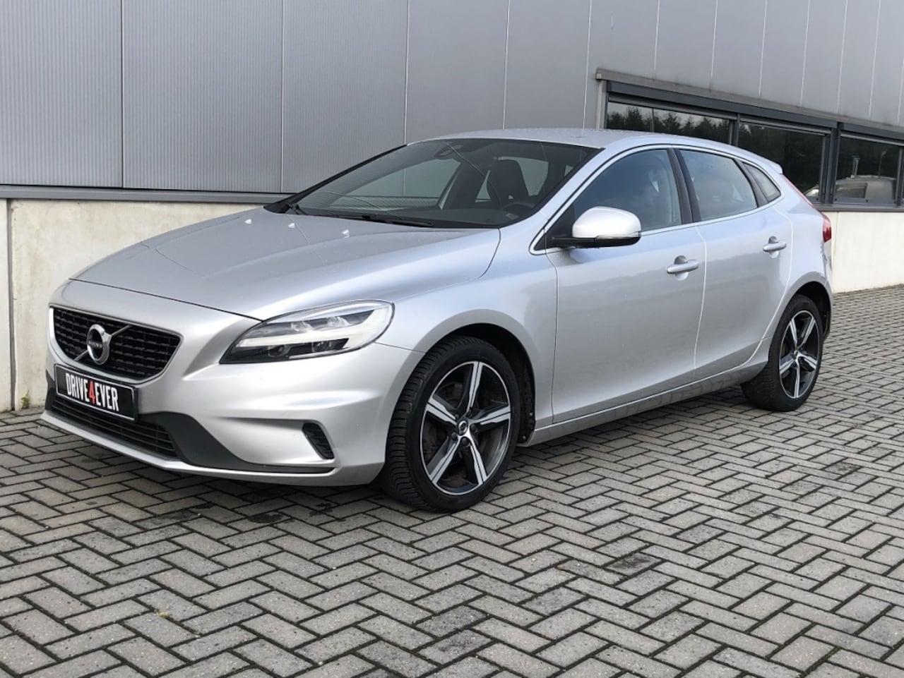 Volvo V40 - 2.0 T2 R-Design 11-2016 met Navi Climate Pdc Elek pakket Sportve - AutoWereld.nl