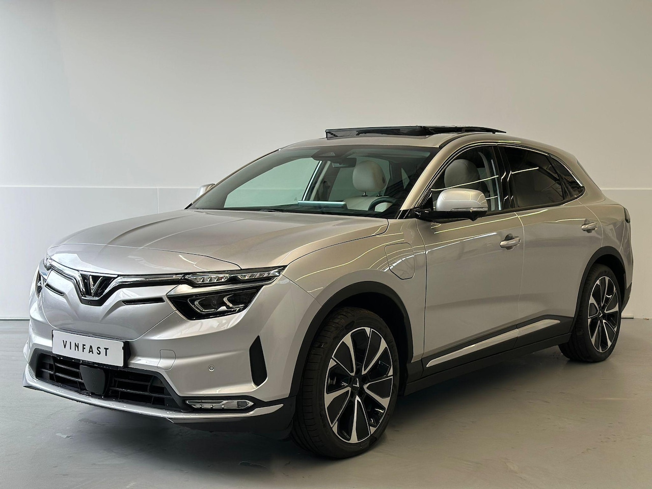 VinFast VF 8 - Plus 87.7 kWh 4WD// 10 JAAR GARANTIE // HOGE INRUILPREMIE!! - AutoWereld.nl