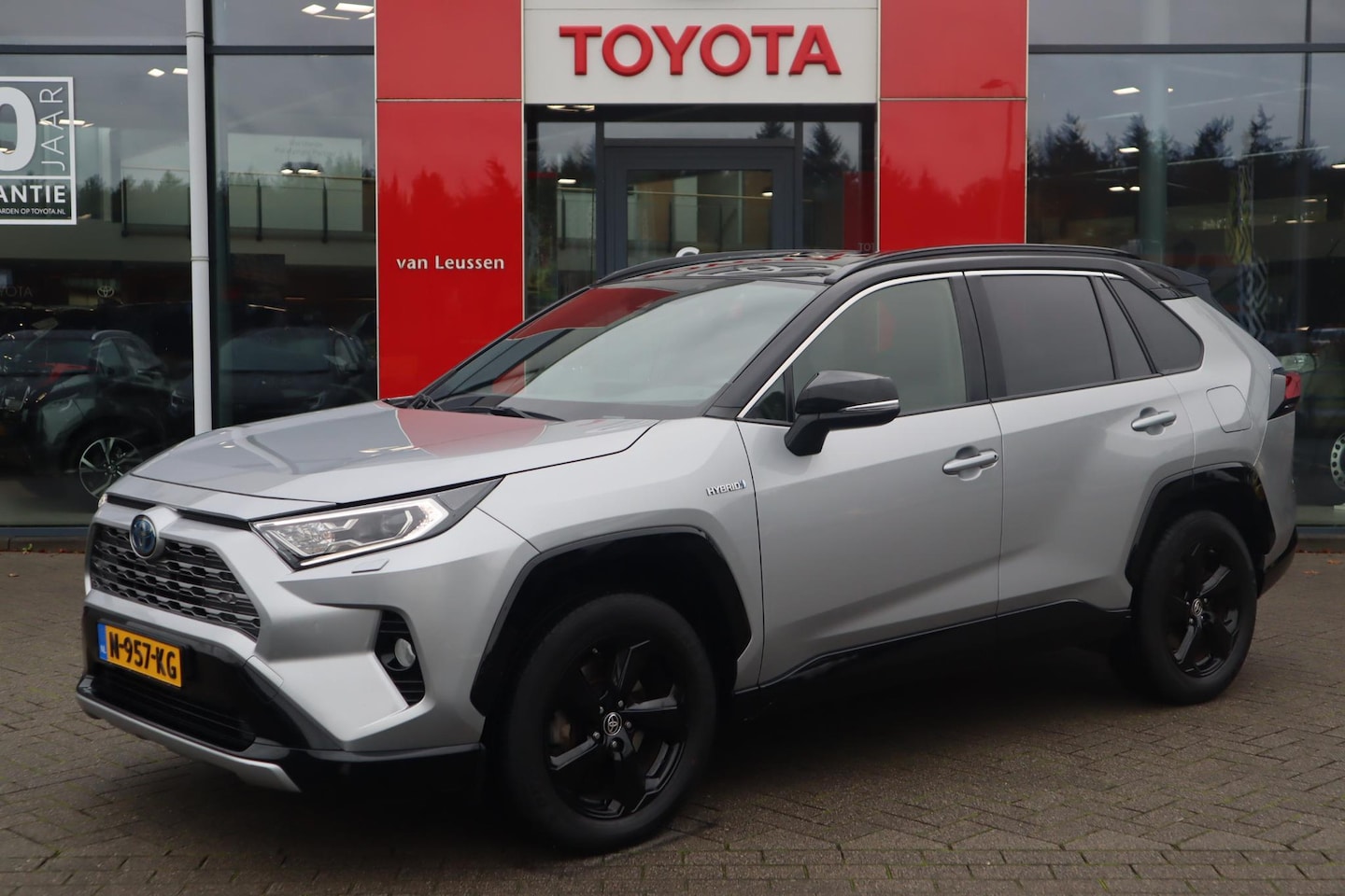 Toyota RAV4 - 2.5 HYBRID BI-TONE STOEL/STUURVERWARMING EL-ACHTERKLEP AD-CRUISE PARK-SENSOREN 18"LMV - AutoWereld.nl