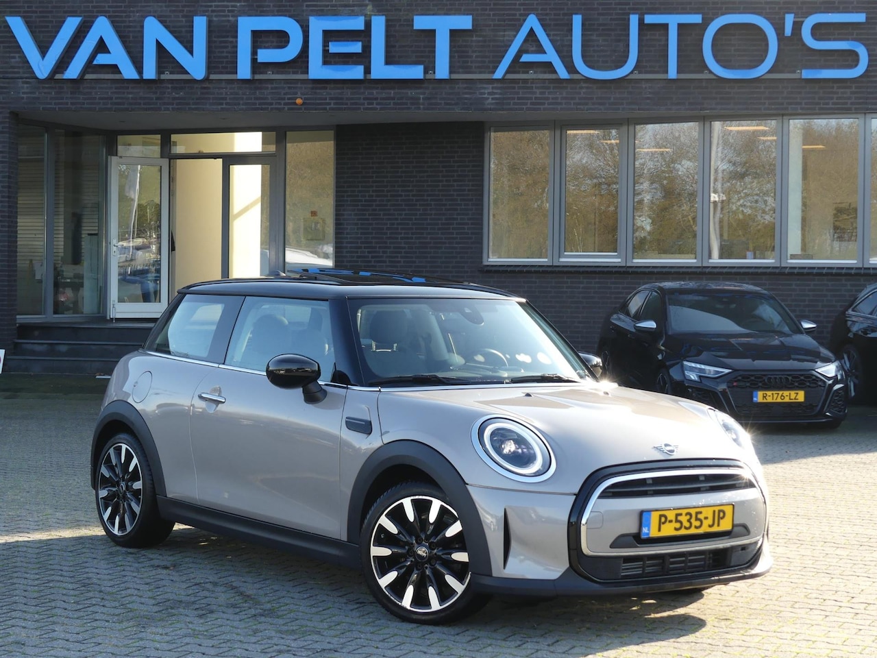 MINI Cooper - Mini 1.5 Automaat Business Edition / PANO / LEDER - AutoWereld.nl