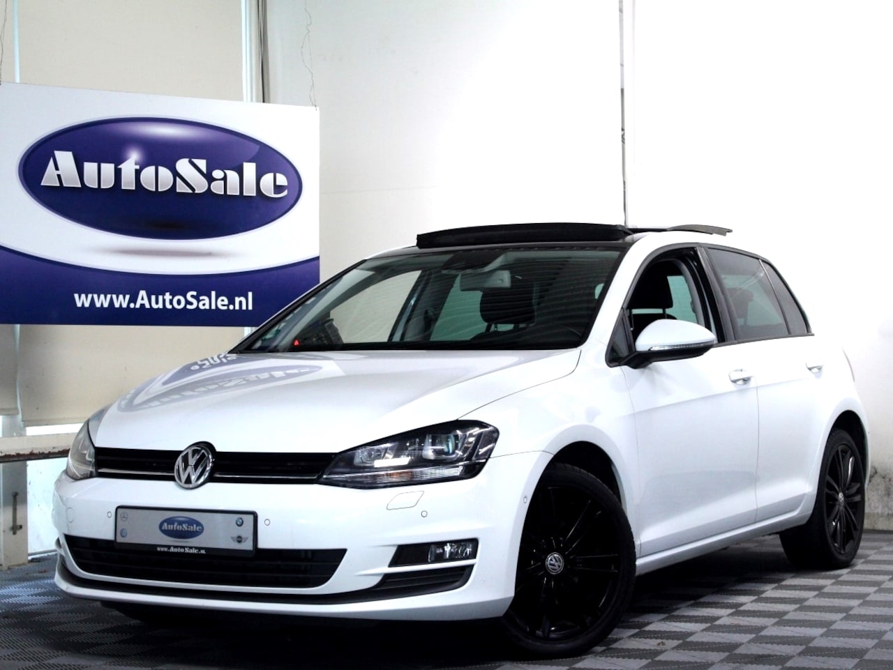 Volkswagen Golf - 1.2 TSI DSG Highline PANO NAV BT LANE XENON PDC CRUISE '13 - AutoWereld.nl