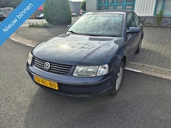 Volkswagen Passat - 1.6 Trendline