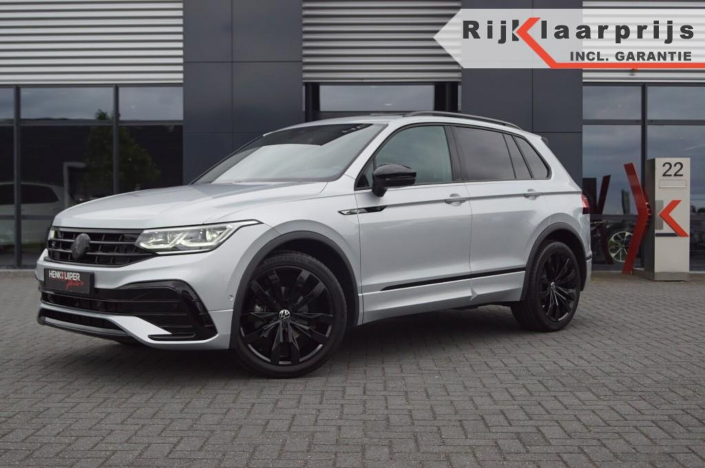 Volkswagen Tiguan - 1.5 TSI DSG R-Line Black Panodak/Leer/20LM/ Trekhaak/Harman kard - AutoWereld.nl