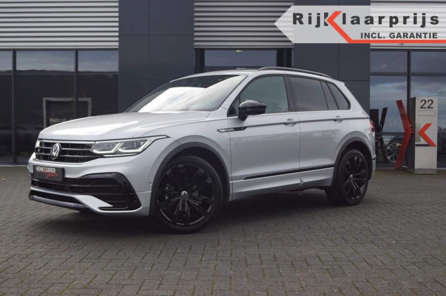 Volkswagen Tiguan - 1.5 TSI DSG R-Line / Panodak / IQ matrix LED/ Trekhaak/ Black st - AutoWereld.nl