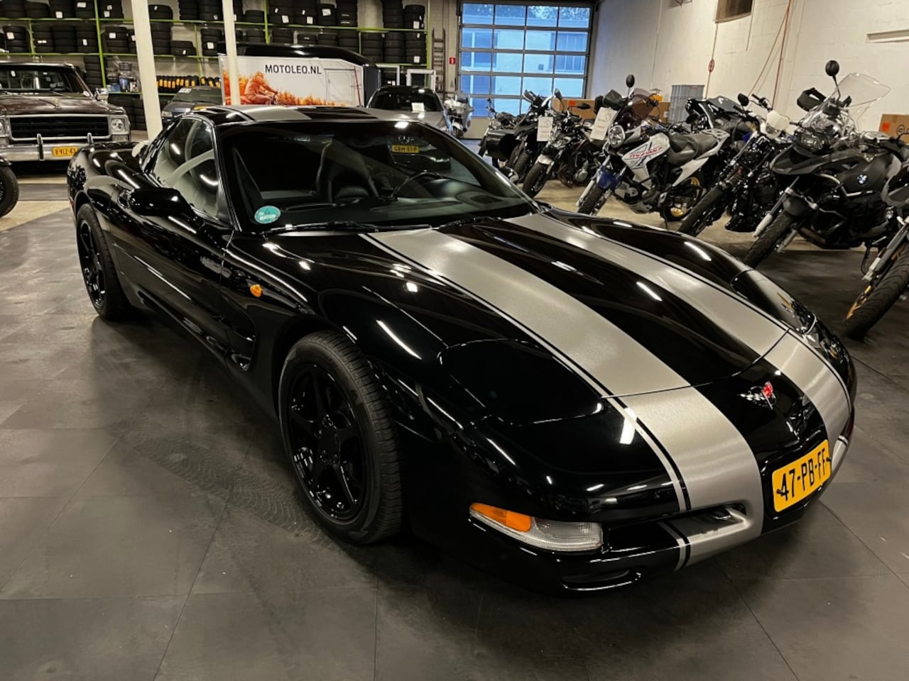 Chevrolet Corvette - 5.7 COUPE 50TH ANNIVERSARY TARGA AUTOMAAT *YOUNGTIMER* - AutoWereld.nl