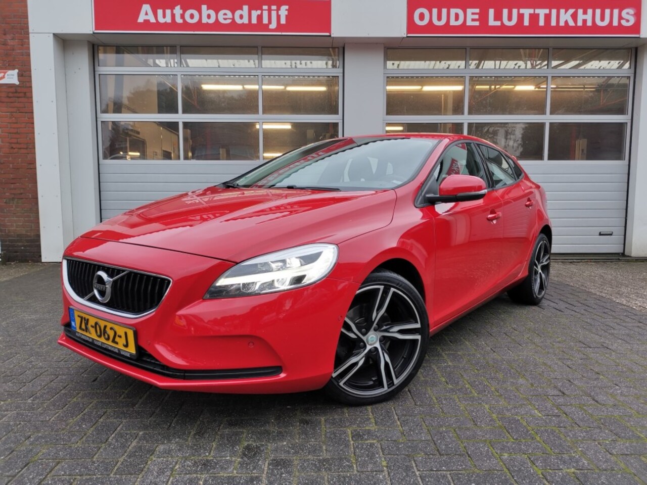 Volvo V40 - 2.0 T3 152PK Momentum Led Camera Cruise Navi Trekhaak - AutoWereld.nl