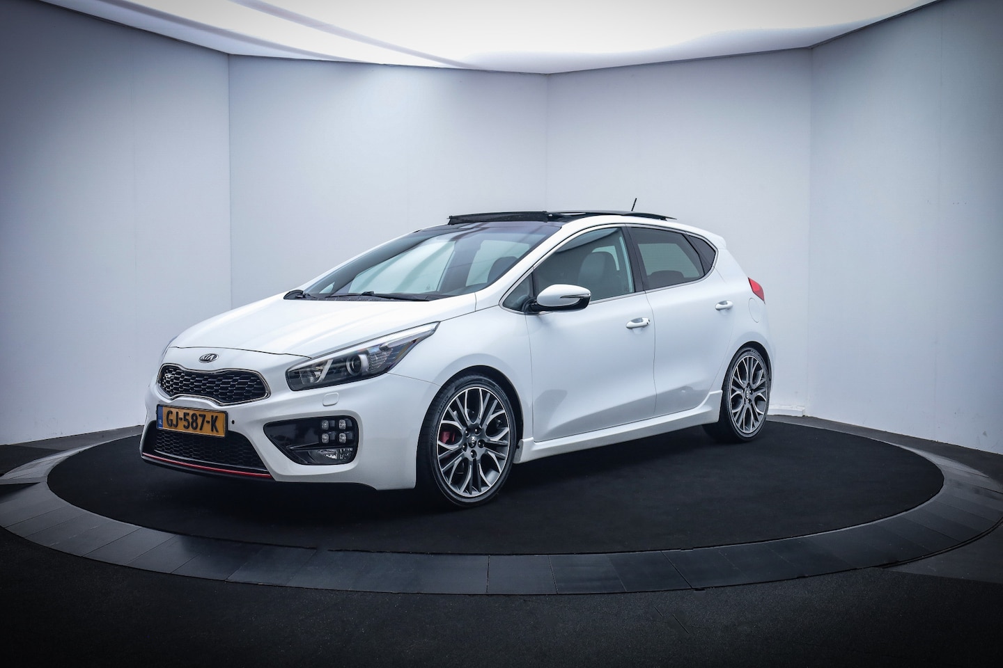 Kia Cee'd - 1.6 204PK GT PANO/CAMERA/KEYLESS/LEDER/NAVI/CRUISE/CLIMA/PDC V+A/LMV 18'' - AutoWereld.nl