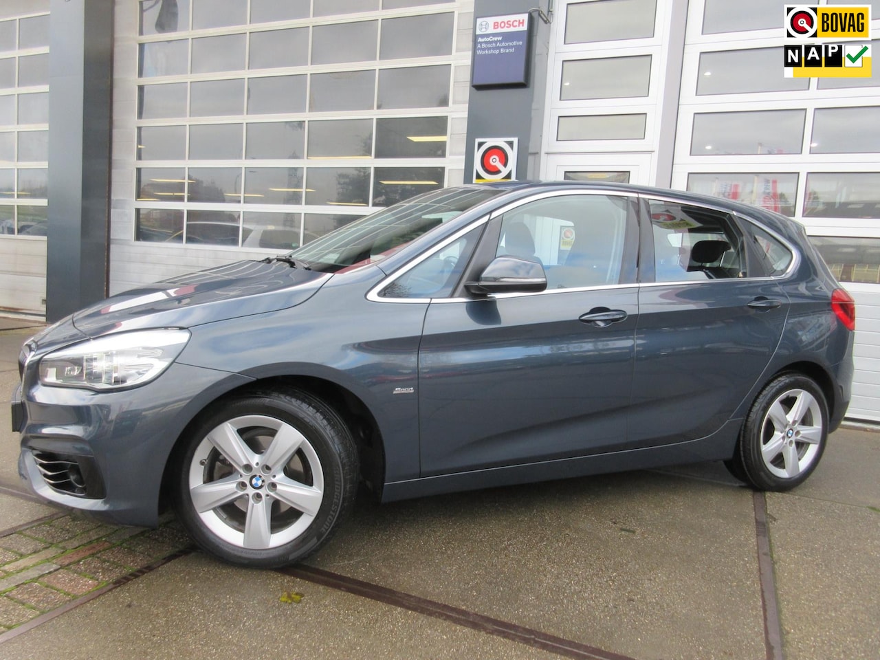 BMW 2-serie Active Tourer - 218i Sport / Automaat / Navi / Trekhaak - AutoWereld.nl