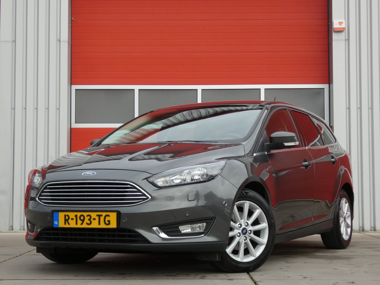 Ford Focus Wagon - 1.0 Titanium/ afneembare trekhaak/ zeer mooi! - AutoWereld.nl