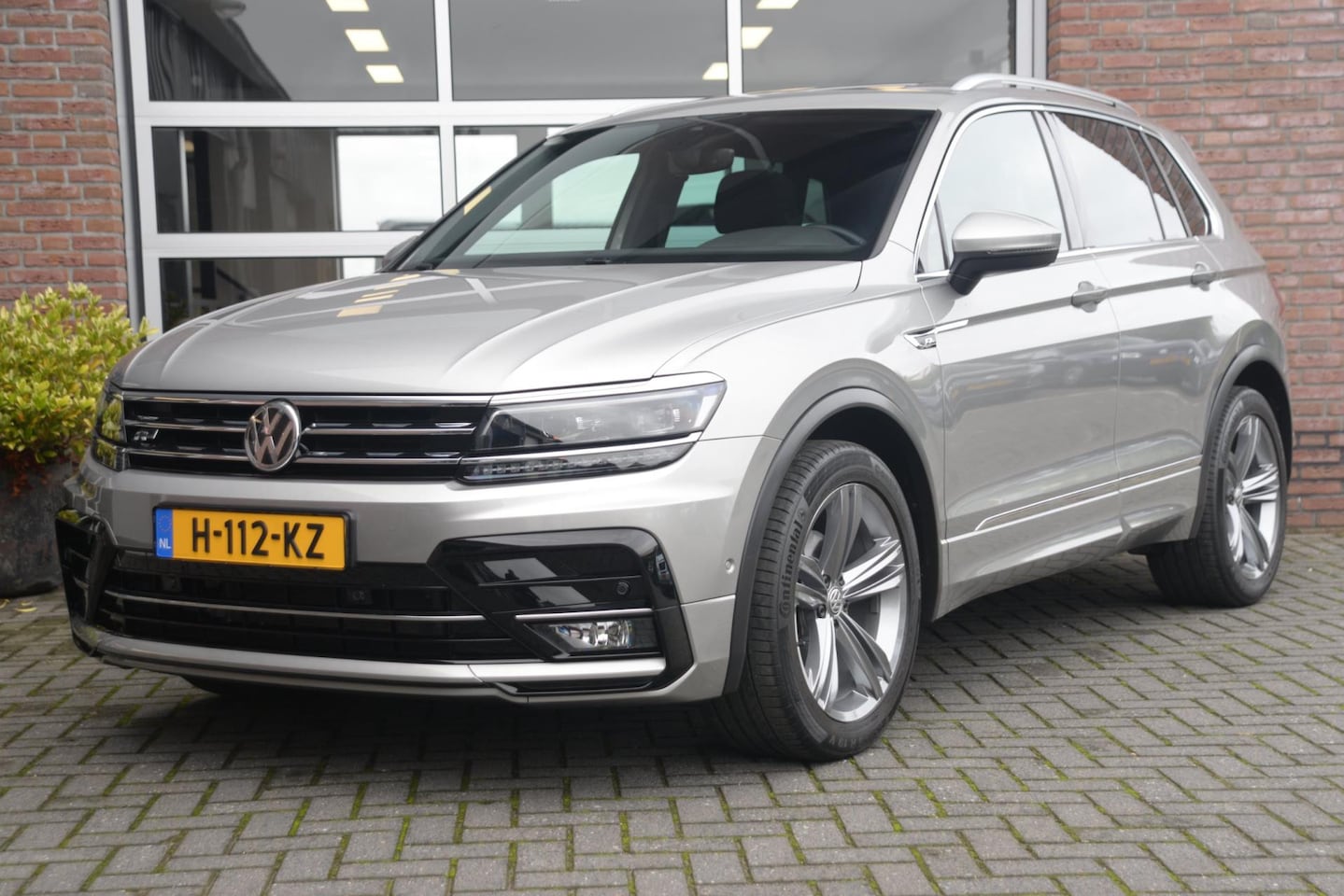 Volkswagen Tiguan - 1.5 TSI ACT Highline | R-Line | Pano | Orig. NL | - AutoWereld.nl