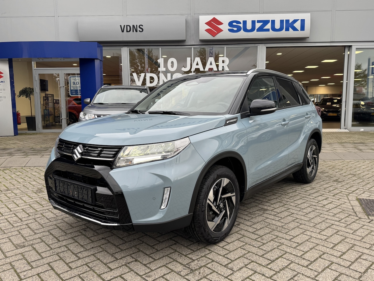 Suzuki Vitara - 1.4 Boosterjet Style Smart Hybrid Per direct leverbaar! info: M. Safari 0492588976 - AutoWereld.nl