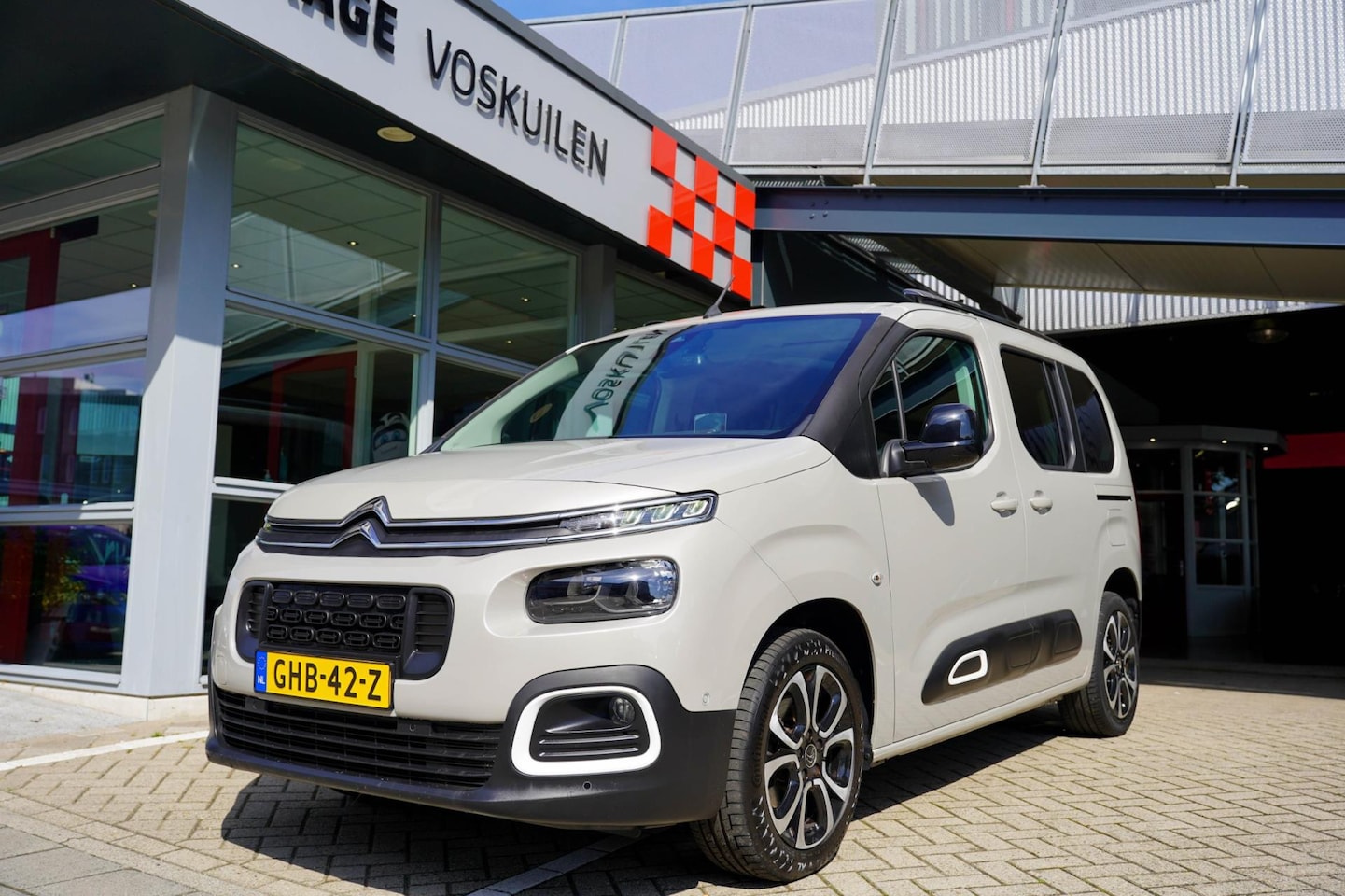 Citroën Berlingo - 1.2 PureTech Shine Automaat | Camera | Carplay | Panoramadak - AutoWereld.nl