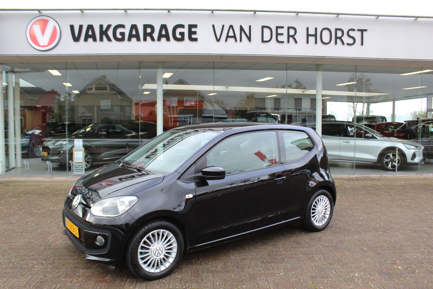 Volkswagen Up! - 1.0 high up! BlueMotion Airco , Navigatie , Bluetooth , LM velgen , Mistlampen Dag rijverl - AutoWereld.nl