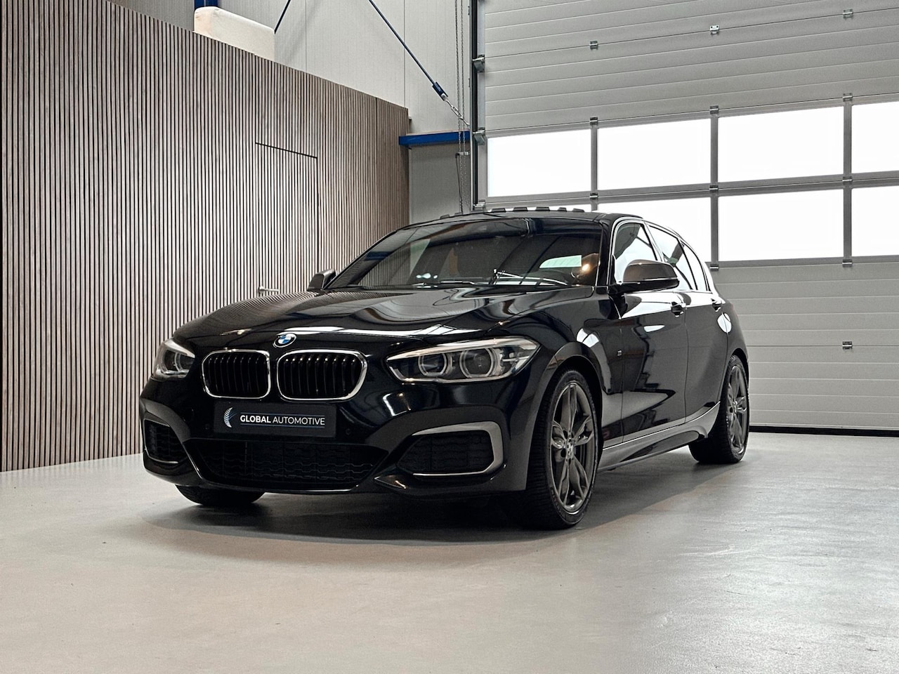 BMW 1-serie - M140i High Executive - M PERFORMANCE UITLAAT - SCHUIFDAK - RWD - LEER - NAVI - AutoWereld.nl