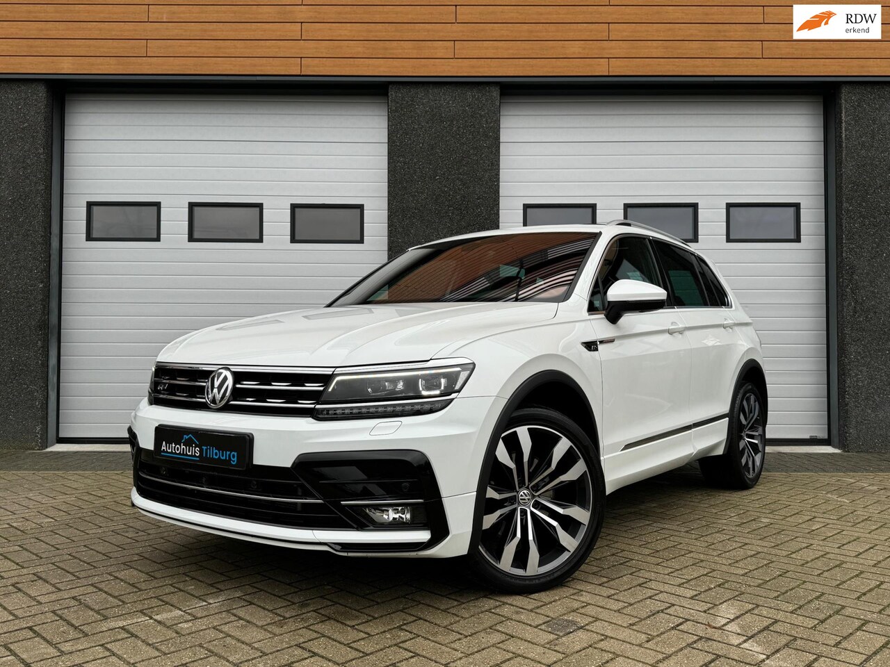 Volkswagen Tiguan - 2.0 TSI 4Motion 230PK 3X R-Line Pano Leder - AutoWereld.nl