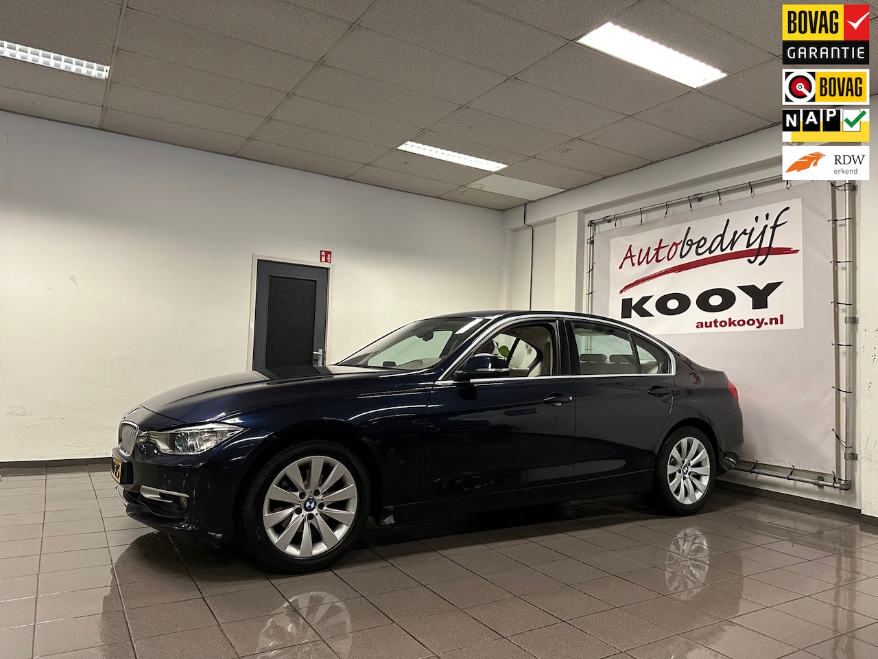 BMW 3-serie - 320i Executive * Automaat / Navigatie / Cruise control / LM Velgen / NL Auto * - AutoWereld.nl