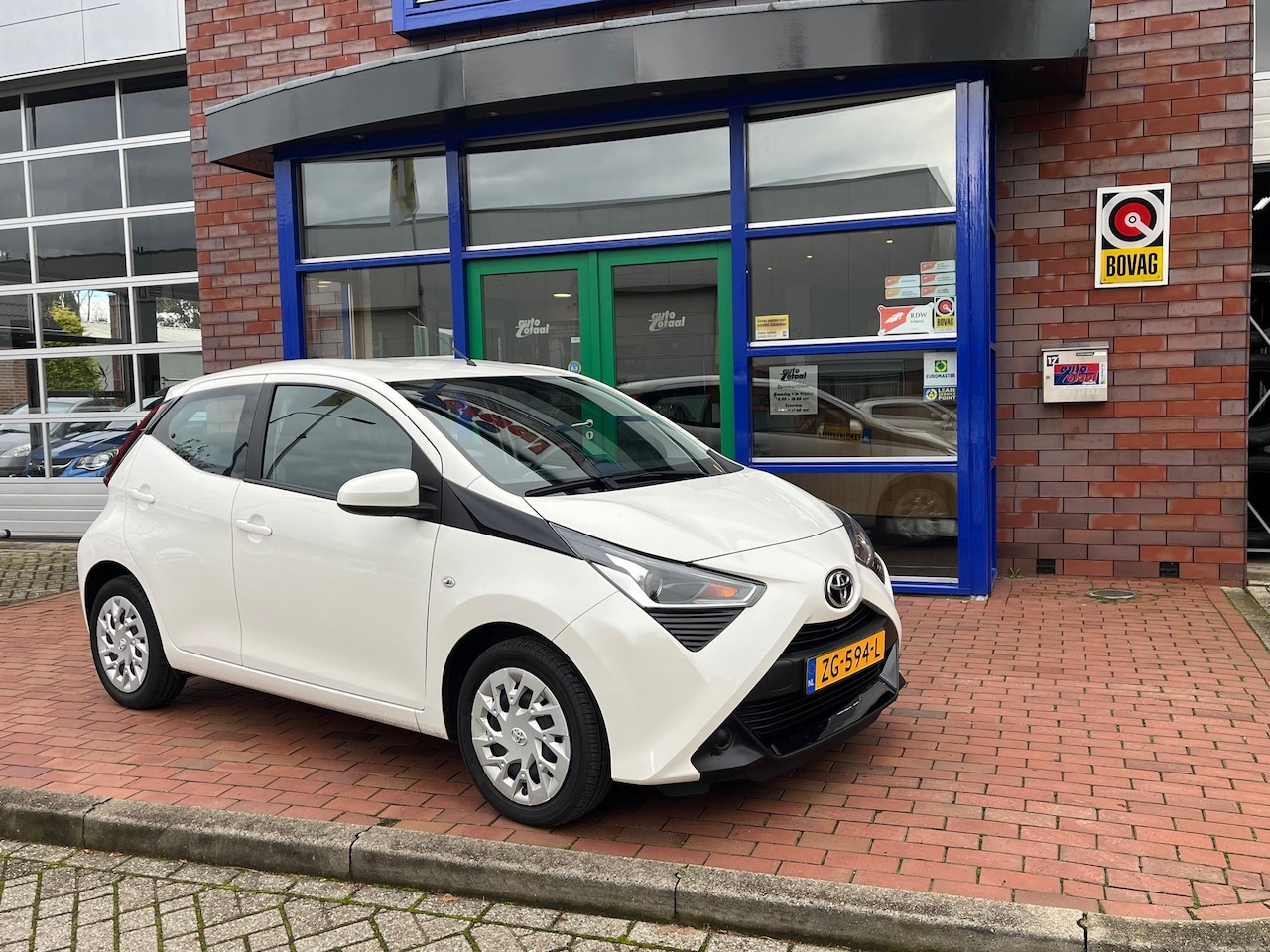 Toyota Aygo - 1.0 VVT-i x-play limited navigatie via apps - AutoWereld.nl