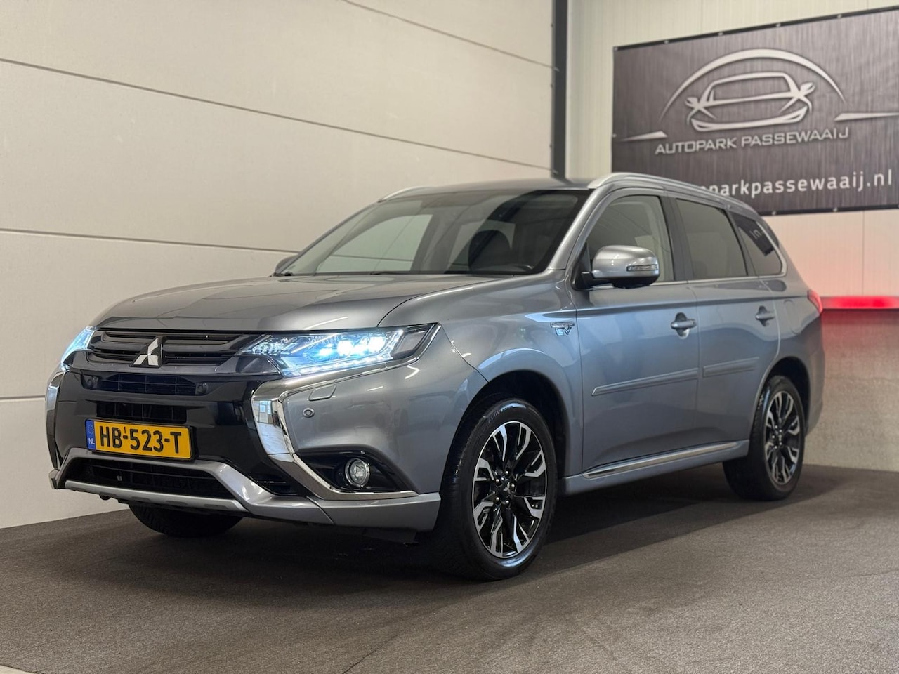 Mitsubishi Outlander - 2.0 PHEV Instyle Cruise, LED, 360° Camera, Trekhaak, Stoelverwarming, Stuurwielverwarming, - AutoWereld.nl