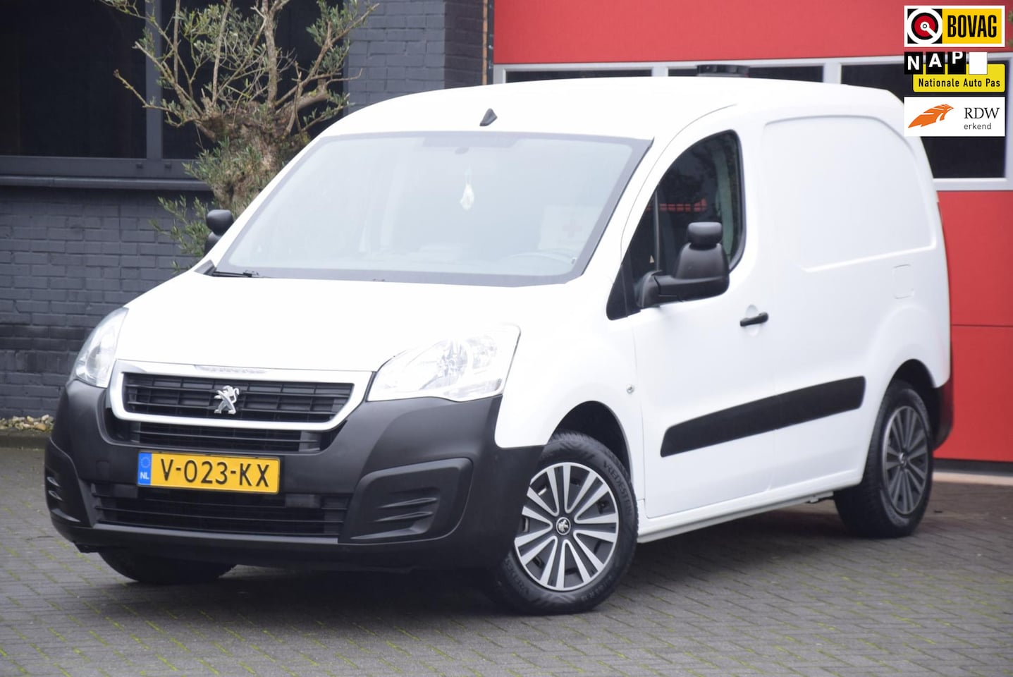 Peugeot Partner - 120 1.6 BlueHDi 100 L1 Premium Pack 2018 MARGE Navigatie Airco Cruise control - AutoWereld.nl