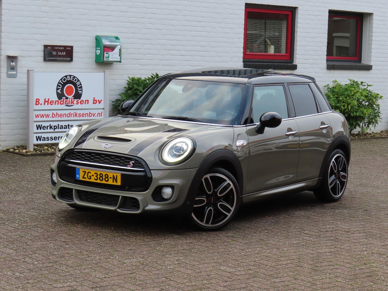 MINI Cooper S - Mini 5-Deurs (f55) 2.0 192pk Aut Knightsbridge Edition/ Panoramadak/ Keyless entry/ ledere - AutoWereld.nl