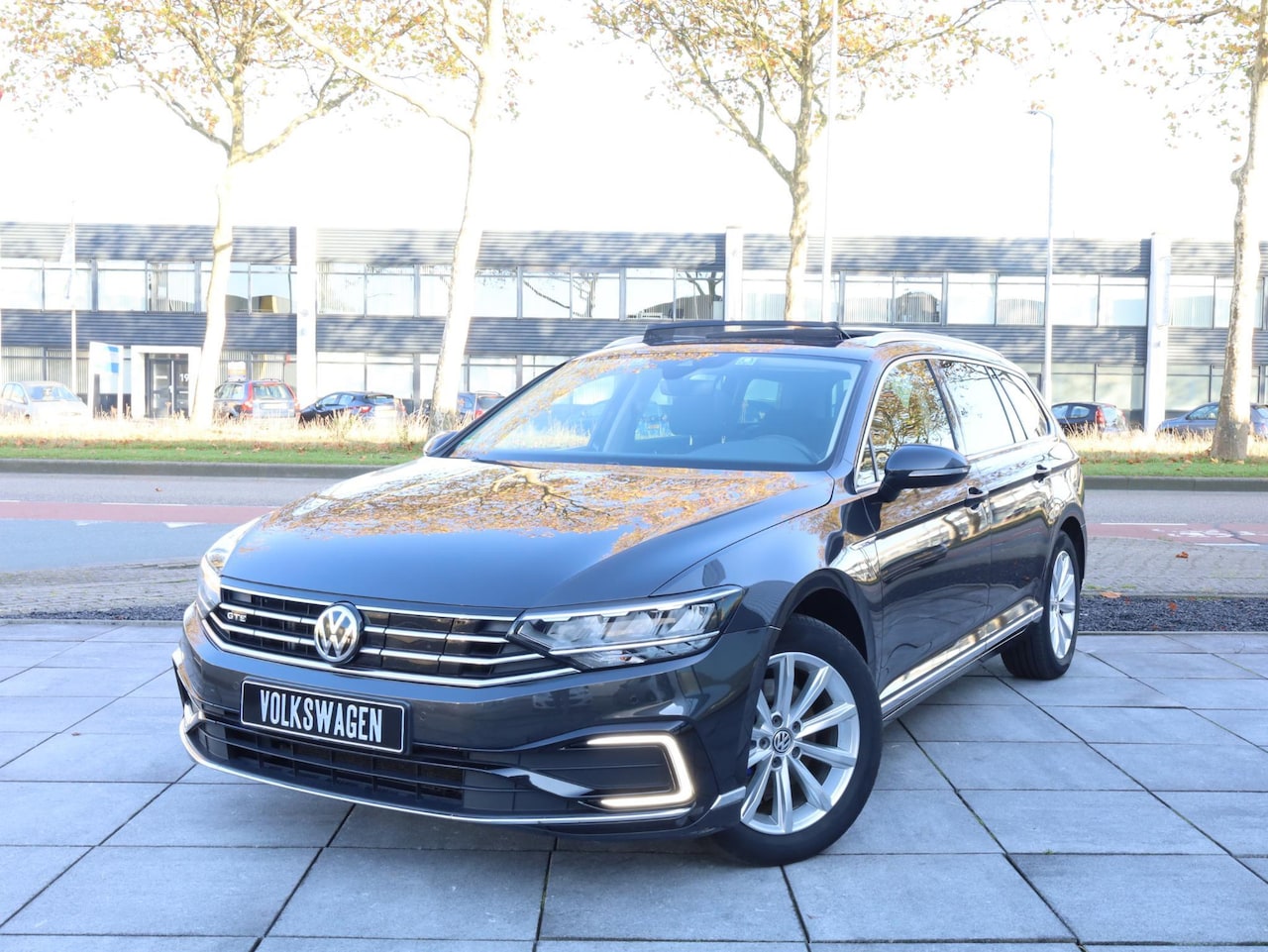 Volkswagen Passat Variant - GTE Facelift | Panodak | Camera | Adaptive | Memory | Massage | Trekhaak | Elektrische kof - AutoWereld.nl