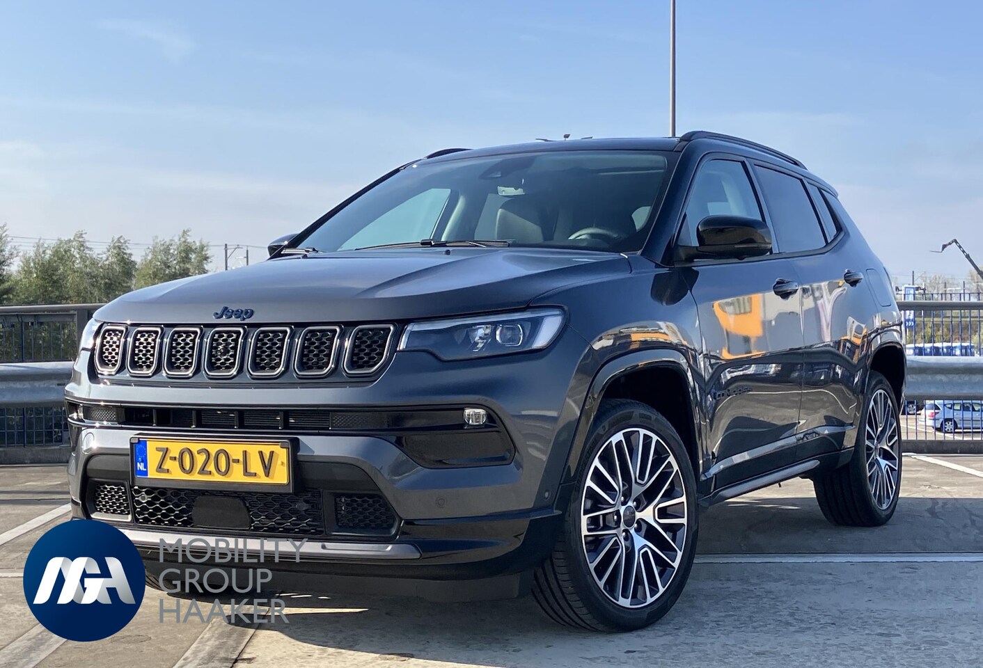 Jeep Compass - 4xe 240 Summit Plug-in Hybrid / Schuifdak / 19" - AutoWereld.nl