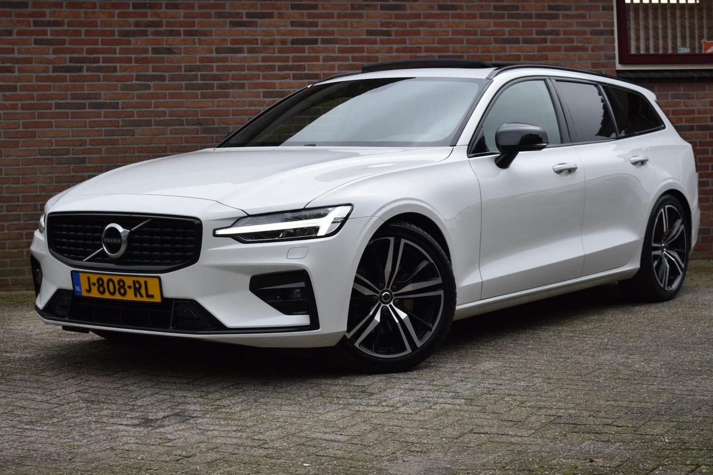 Volvo V60 - 2.0 B3 R-Design '20 LED Pano Clima Inruil mogelijk - AutoWereld.nl