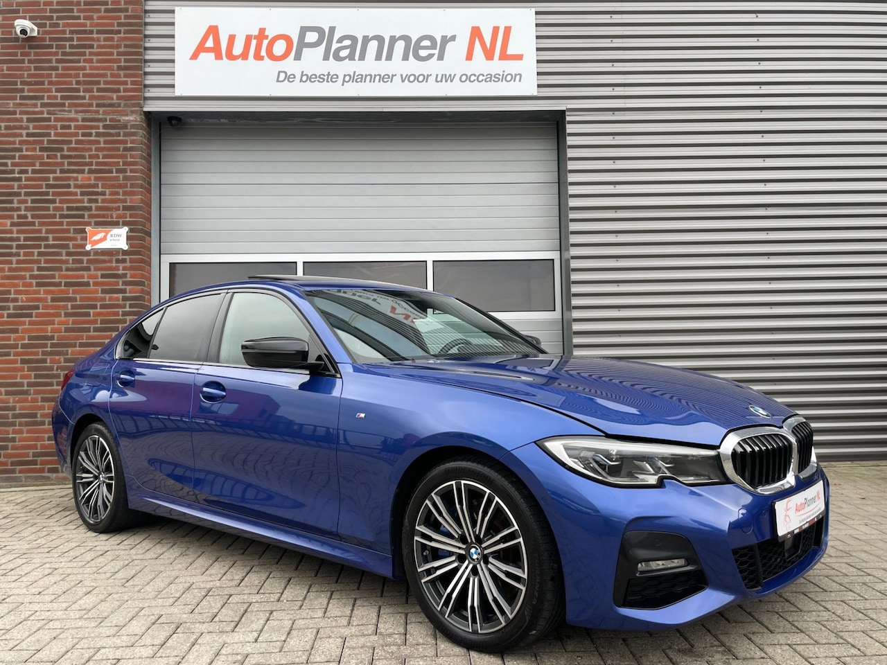 BMW 3-serie - 330e M-Sport! Camera! Keyless! Navi! Pano! - AutoWereld.nl