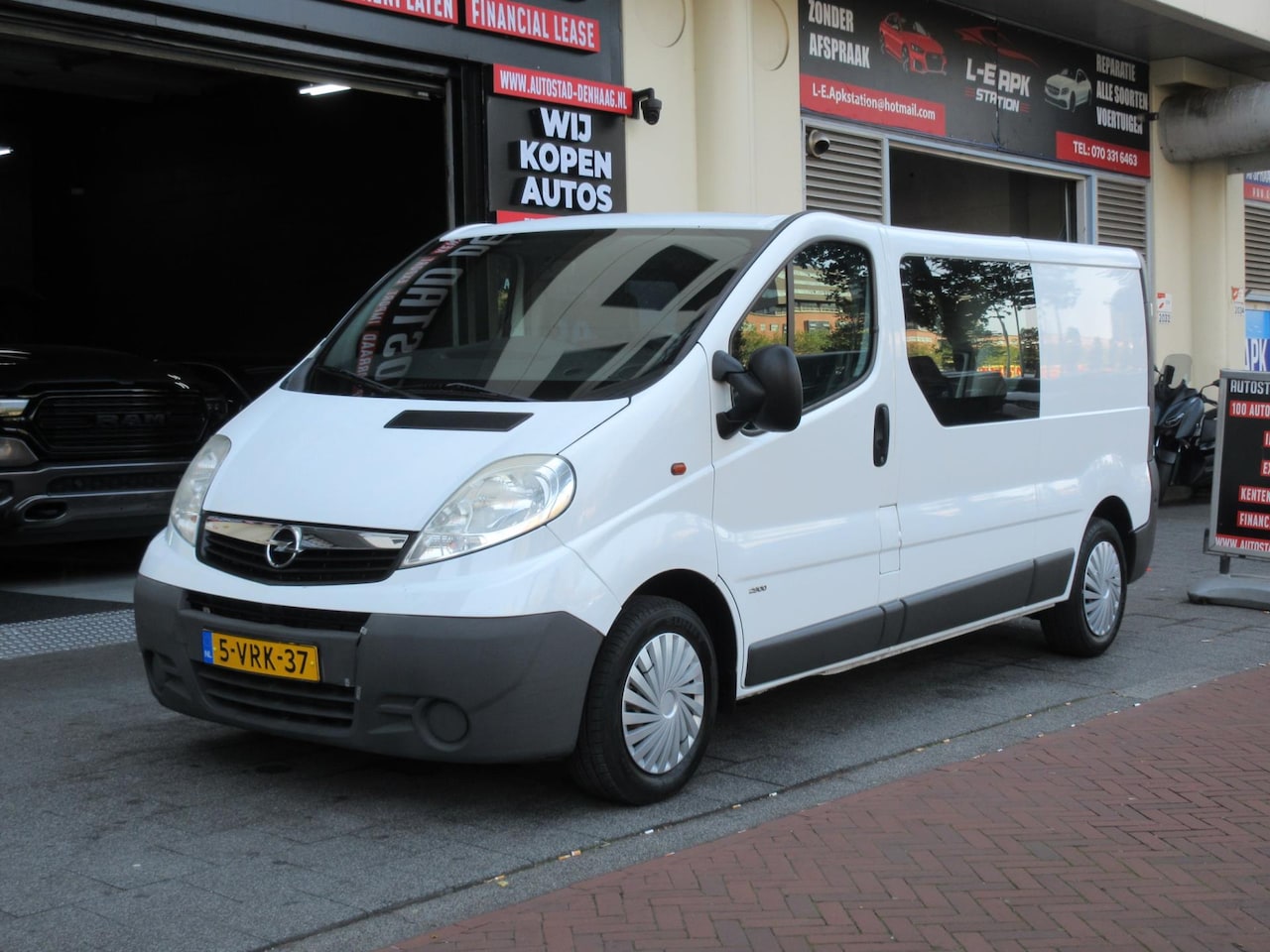 Opel Vivaro - 2.5 CDTI L2H1 Airco Navi PDC - AutoWereld.nl