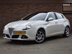 Alfa Romeo Giulietta - 1.4 T Distinctive '11 Pano Clima Cruise Inruil mogelijk