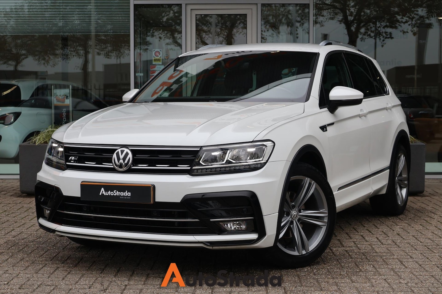 Volkswagen Tiguan - 1.5 TSI R-Line 150pk | ACC | DAB | Navi | Carplay | Bluetooth | Trekhaak | 1e Eigenaar - AutoWereld.nl