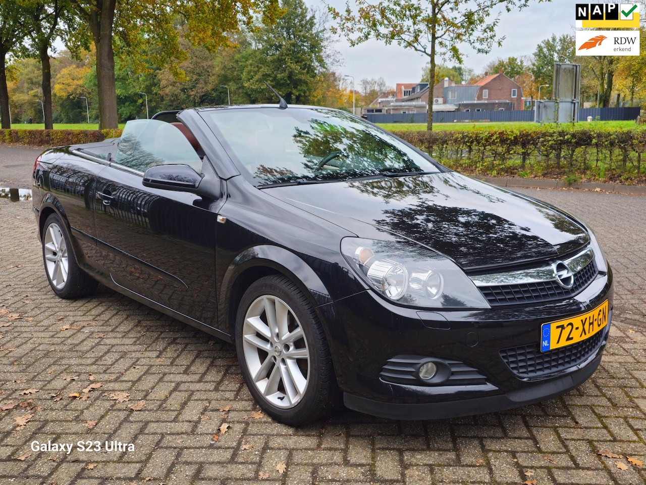 Opel Astra TwinTop - 1.8 Cosmo cabriolet leerbekeleding stoelverwarming airco achteruit camera cruis control na - AutoWereld.nl