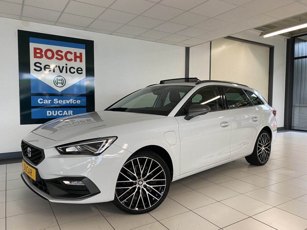 Seat Leon Sportstourer - 1.4 TSI eHybrid PHEV FR Business Intense Panoramadak / 19 inch velgen - AutoWereld.nl