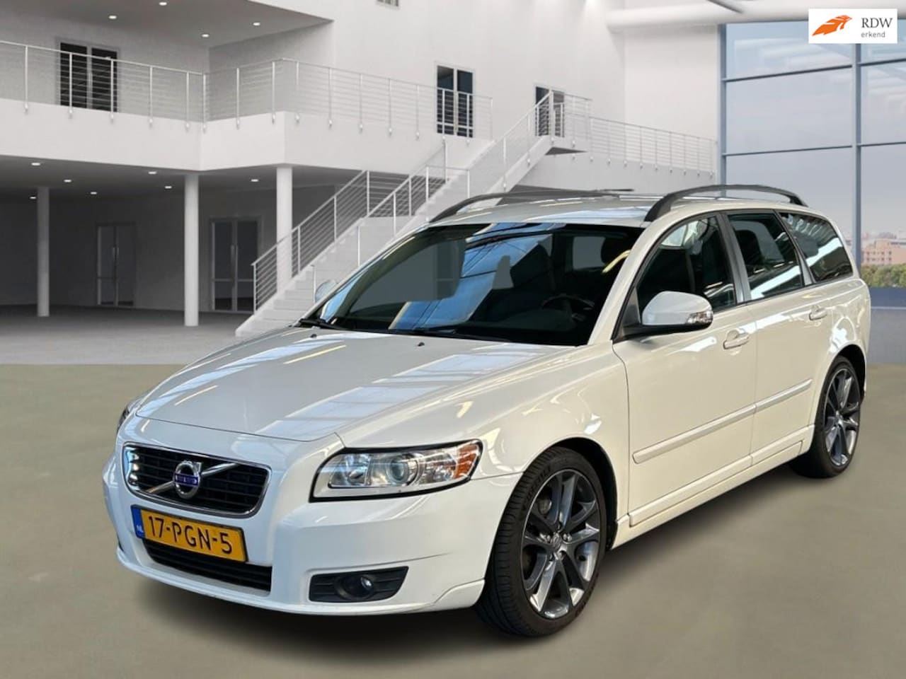 Volvo V50 - 1.6 D2 S/S Sport NAVI PSENSOR CRUISE 2 X SLEUTELS - AutoWereld.nl