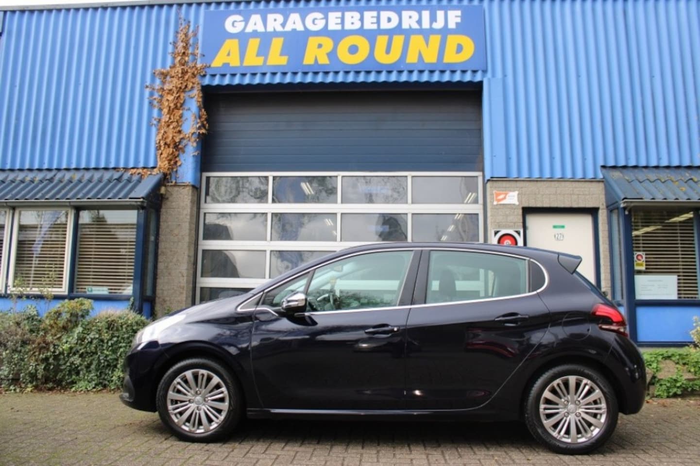 Peugeot 208 - 1.2 Pure Tech Bleu lease Allure Navi,ecc,cruise, lichtmetaal,NAP - AutoWereld.nl