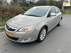 Opel Astra - 1.4 Turbo Cosmo 140 PK/ORIGINEEL NL/DEALER ONDERHOUDEN/NAP/HALF LEDER/MOOIE FRISSE AUTO/IN