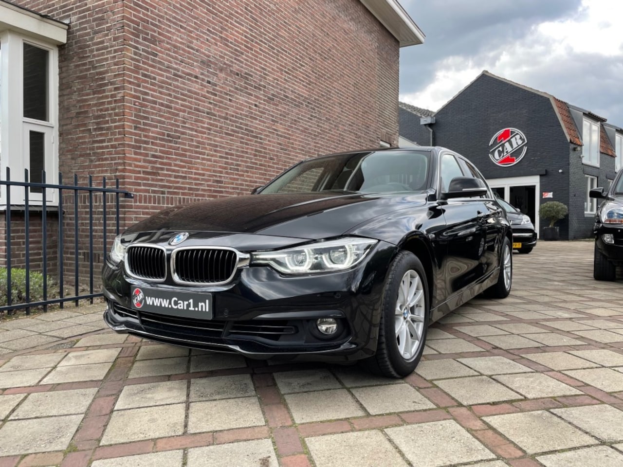 BMW 3-serie - 318i High Executive AUTOMAAT LEDER NAVI CRUISE CAMERA LED - AutoWereld.nl