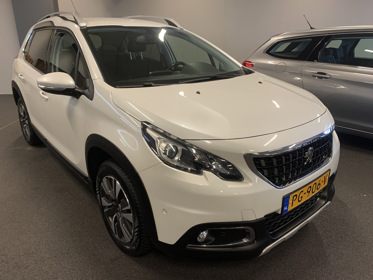 Peugeot 2008 - 1.2 PureTech Allure 110PK NAVIGATIE-PARKEERSENSOREN VOOR EN ACHTER-CLIMATE CONTROLE - AutoWereld.nl