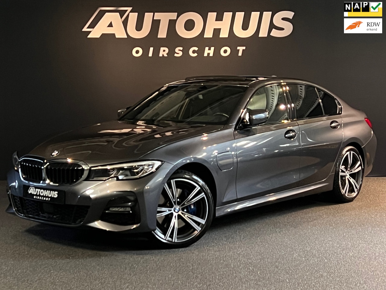 BMW 3-serie - 330e High Executive Edition M Pano/ Memory stoelen/ 360camera/ M Sport remmen/ H&K/ Trekha - AutoWereld.nl