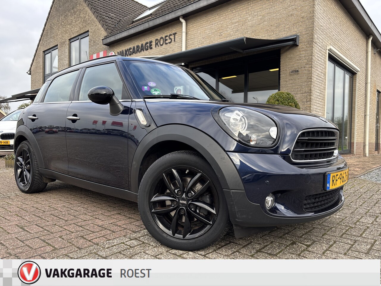 MINI Countryman - Mini 1.6 Cooper D Pepper Navigatie / All-Seasons / Stoelverwarming - AutoWereld.nl