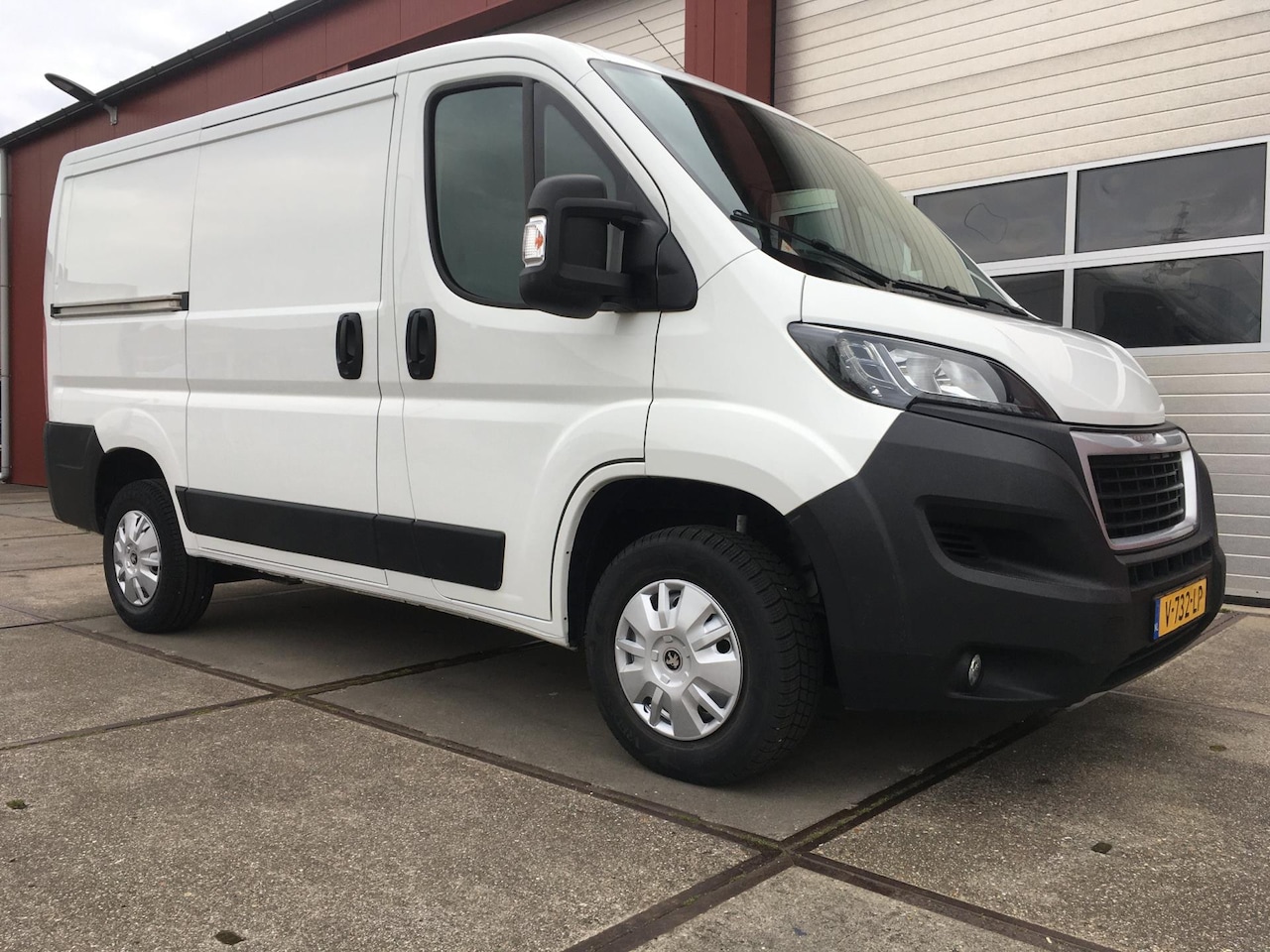 Peugeot Boxer - 330 2.0 BlueHDI L1H1 Pro 330 2.0 BlueHDI L1H1 Pro - AutoWereld.nl