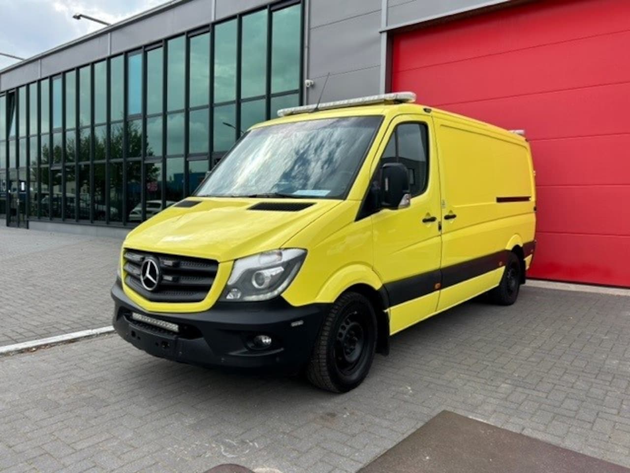 Mercedes-Benz Sprinter - 319 CDI Ambulance L1H2 - AutoWereld.nl