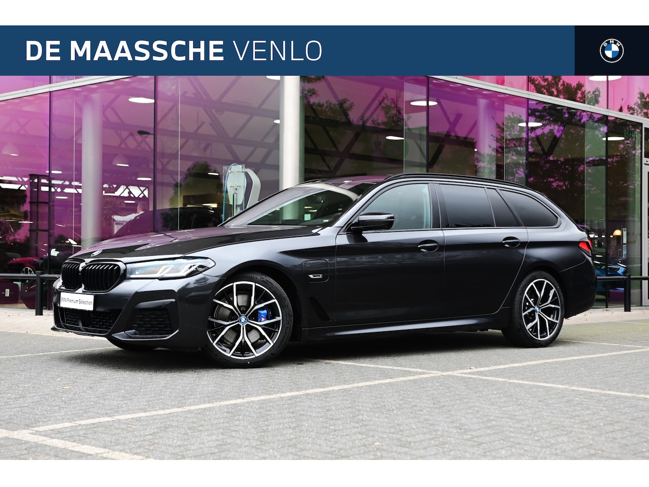 BMW 5-serie Touring - 530e xDrive High Executive M Sport Automaat / Panoramadak / Trekhaak / Stoelventilatie / M - AutoWereld.nl