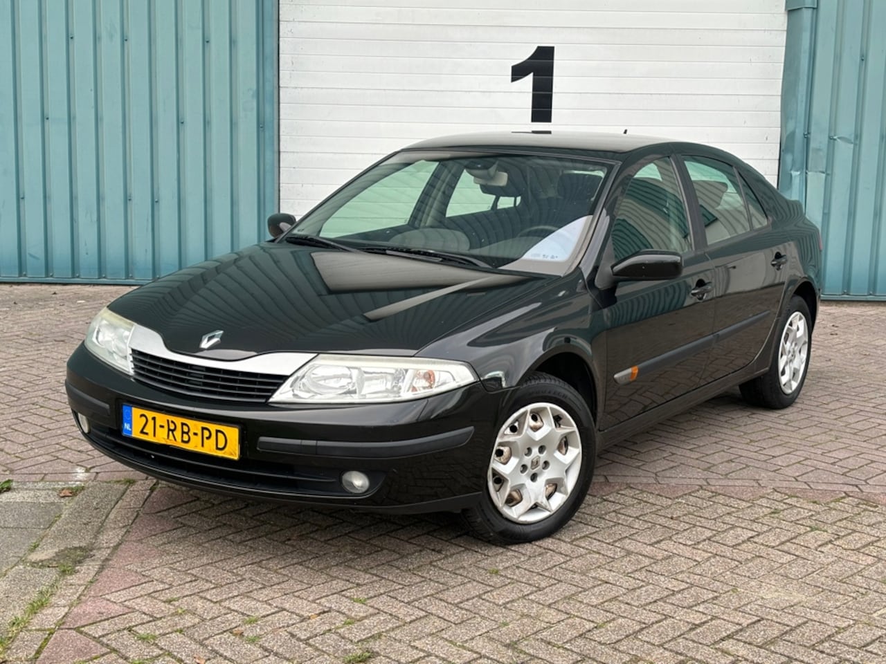 Renault Laguna - 1.8-16V Expression Navi! Airco! Zwart! 2005 - AutoWereld.nl