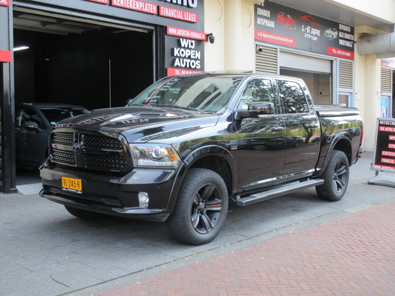 Dodge Ram 1500 - 5.7 V8 Quad Cab 6'4 5.7 V8 Quad Cab 6'4 - AutoWereld.nl