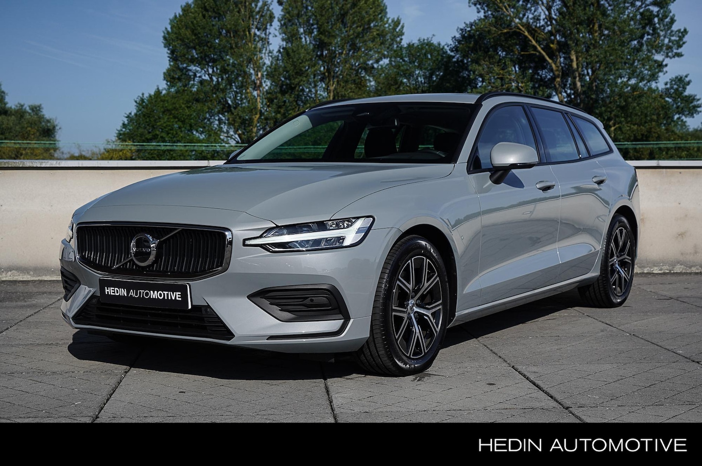 Volvo V60 - 2.0 B3 Essential Google Infotainment | Verwarmbare Voorstoelen + Stuurwiel | DAB Radio | P - AutoWereld.nl