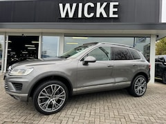 Volkswagen Touareg - 3.0 TSI Hybrid Highline Pano Luchtvering Trekhaak VOL