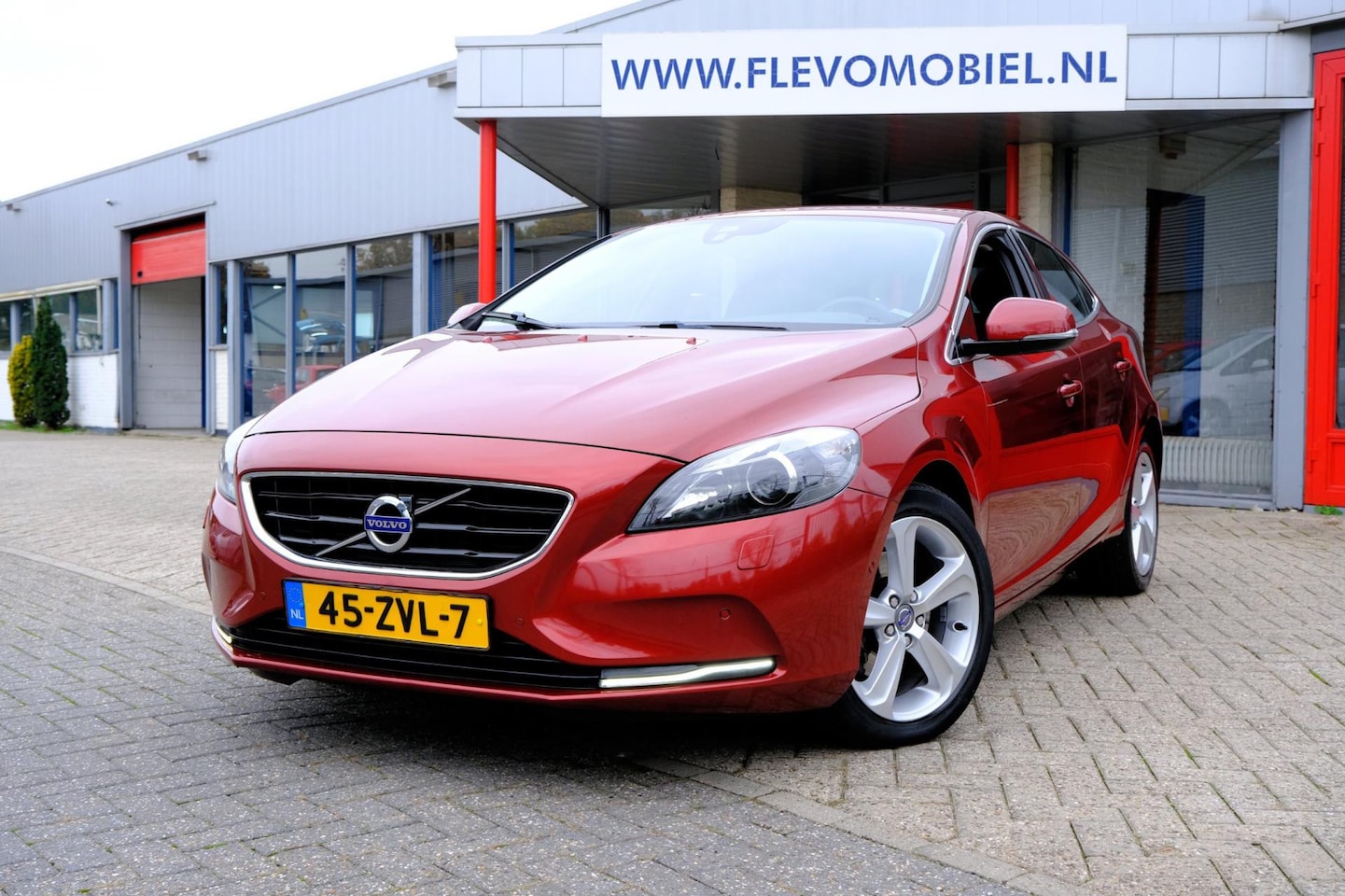 Volvo V40 - 1.6 T3 150pk Summum Xenon|Leder|Navi|Clima - AutoWereld.nl