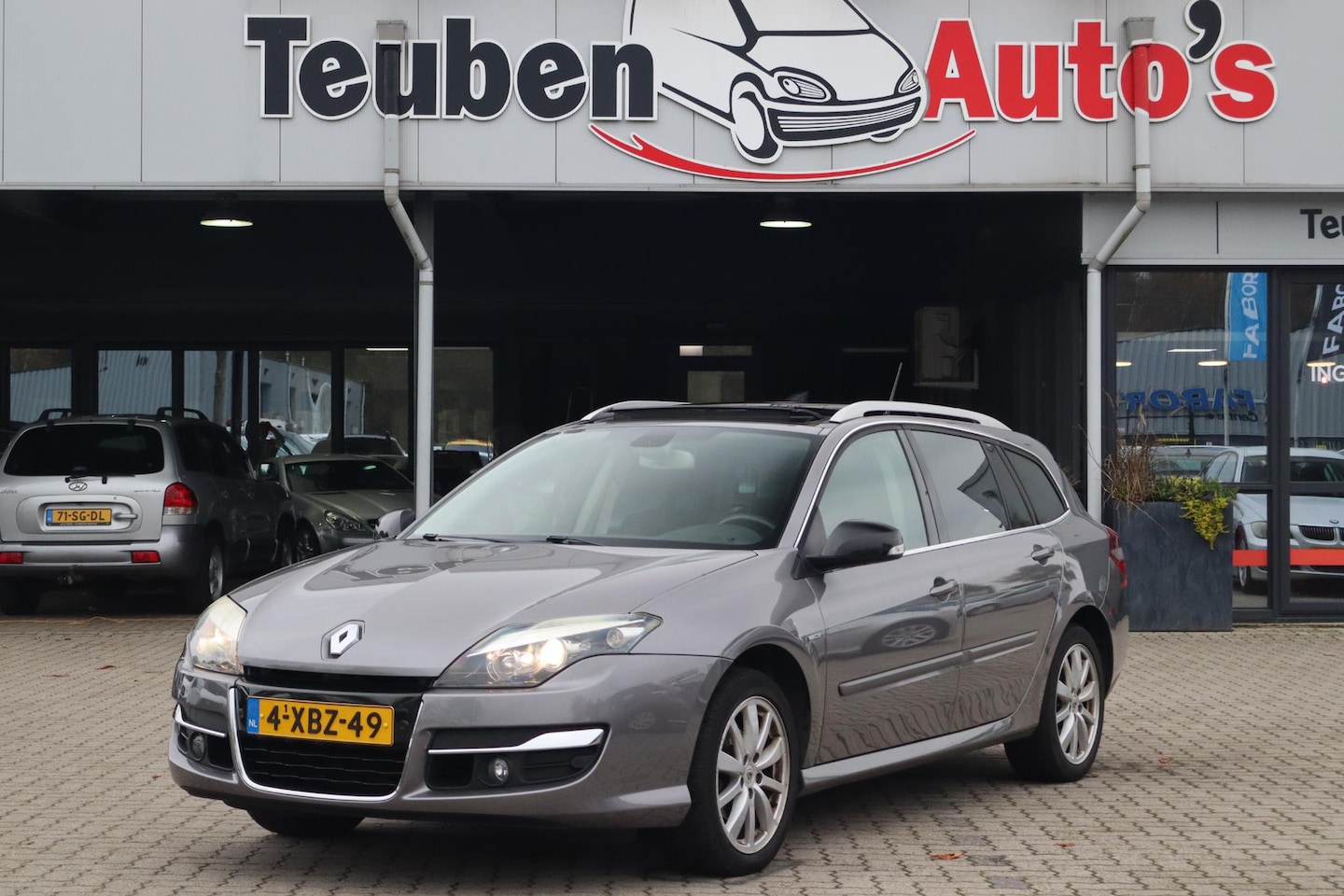 Renault Laguna Estate - 1.5 dCi Bose Panoramadak, Schuif- kanteldak, Cruise control, Climate control, Trekhaak - AutoWereld.nl