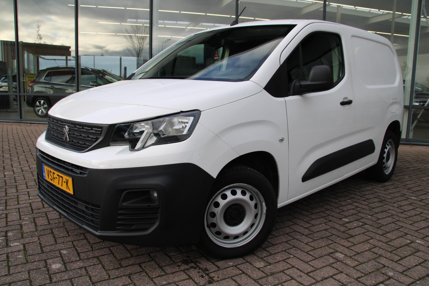 Peugeot Partner - 1.5 BlueHDI 130pk Premium 3-zits Automaat Airco Zijdeur Carplay - AutoWereld.nl